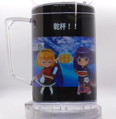 アニメグラス内での「飲乳ちゃん」母娘の乾杯イメージ アニメグラス内での「飲乳ちゃん」母娘の乾杯イメージ