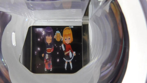 アニメグラス内部(底面)での「飲乳ちゃん」母娘の乾杯イメージ アニメグラス内部(底面)での「飲乳ちゃん」母娘の乾杯イメージ